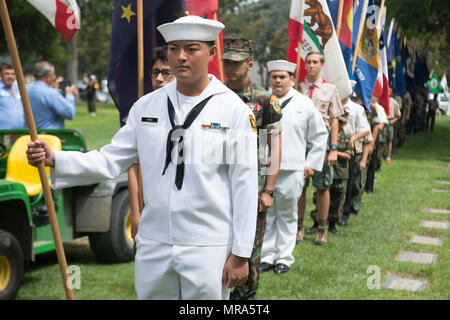 SANTA ANA, Californie (29 mai 2017) -- U.S. Navy League Sea Cadets, Marine Corps Air Station Tustin Jeunes Marines, et les Scouts présents drapeaux lors de la 25e Journée de commémoration annuelle de commémoration et de célébration à Fairhaven Memorial Park à Santa Ana, Californie, le 29 mai. Plus de 3 000 personnes ont assisté à l'événement pour rendre hommage aux soldats tués. (U.S. Photo de la marine par le lieutenant J.G. Michelle Tucker/Releasead) Banque D'Images