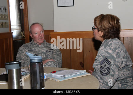 Le colonel Michael Regan, adjudant général adjoint - Air pour le Commonwealth de Pennsylvanie, à gauche, et le sergent-chef Regina Stoltzfus, Pennsylvania Air de commandement en chef de la Garde nationale, participer à une activité au cours de la valorisation du capital humain, bien sûr à la Keystone Conference Center, Fort Indiantown Gap, Tennessee, le 18 mai 2017. Les leaders de tous les trois ailes de la Pennsylvania Air National Guard a assisté à ce cours, enseigné par le Lieutenant-colonel Matthew R. Basler, senior instructeur professionnel et leadership advisor pour le métier des armes de l'Armée de l'air Centre d'excellence, qui a porté sur sel Banque D'Images