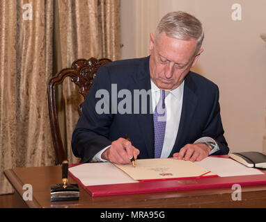 170602-N-OU129-006 SINGAPORE (2 juin 2017) Le Secrétaire de la Défense Jim Mattis signe le livre d'avant la rencontre avec le Premier Ministre de Singapour Lee Hsien Loong à l'Istana à Singapour durant la dialogue Shangri-La 2 juin 2017. Le Shangri-La Dialogue, organisé chaque année par le groupe de réflexion indépendant, l'Institut international d'études stratégiques (IISS), est un forum de sécurité qui est assisté par les ministres de la défense et des délégués de plus de 50 nations. (U.S. Photo par marine Spécialiste de la communication de masse 2e classe Joshua Fulton/libérés) Banque D'Images