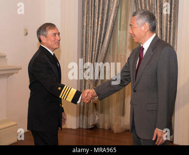 170602-N-OU129-029 SINGAPORE (2 juin 2017) Adm. Harry B Harris Jr., commandant du Commandement du Pacifique des États-Unis, accueille le Premier Ministre de Singapour Lee Hsien Loong à l'Istana à Singapour durant la dialogue Shangri-La 2 juin 2017. Le Shangri-La Dialogue, organisé chaque année par le groupe de réflexion indépendant, l'Institut international d'études stratégiques (IISS), est un forum de sécurité qui est assisté par les ministres de la défense et des délégués de plus de 50 nations. (U.S. Photo par marine Spécialiste de la communication de masse 2e classe Joshua Fulton/libérés) Banque D'Images