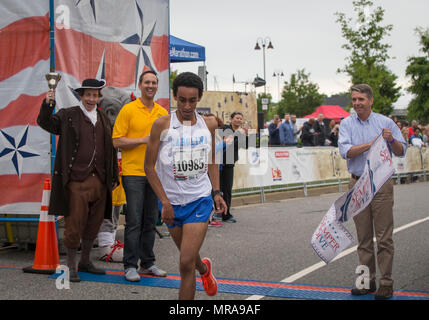 Semper 5ive est une course de huit miles organisée conjointement avec le Marine corps Historic Half à Fredericksburg, en Virginie. Lors du 10e événement annuel, le 21 mai 2017, le meilleur finisseur masculin a terminé le parcours avant le terrain dans la zone d'arrivée du centre-ville. Cette image d'archive enregistre le coureur de tête franchissant la ligne d'arrivée lors de la course sur route organisée. Banque D'Images