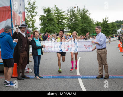 Savannah Roark a été la meilleure finisseuse féminine de l'événement Semper 5ive lors de la 10e moitié historique annuelle du corps des Marines tenue le 21 mai 2017 à Fredericksburg, en Virginie. Le Marine corps Historic Half est une course sur route de 13,1 miles organisée par le Marathon du Marine corps et attire plus de 8 000 participants. L'image d'archives documente son franchissement de la ligne d'arrivée dans la course de 5 kilomètres Semper 5ive. Banque D'Images