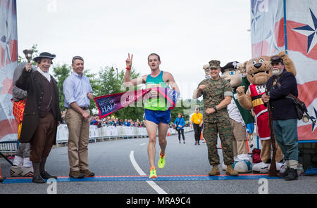Le Marine corps Historic Half est une course de 13,1 miles organisée chaque année à Fredericksburg, en Virginie, dans le cadre de la série Marathon du Marine corps. Le 21 mai 2017, le meilleur finisseur masculin franchit la ligne d'arrivée lors du 10e événement annuel, qui présente le Semper 5ive et le Devil Dog double. L'image d'archives documente l'achèvement de la course dans le centre-ville de Fredericksburg. Banque D'Images