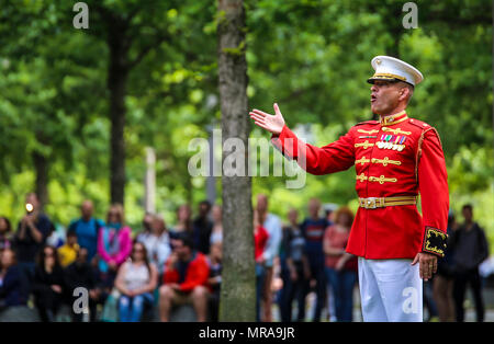 Major Christopher Hall, commandant du Corps des Marines des États-Unis, Bataille, détachement de couleur effectue une performance dans le cadre de la Semaine de la flotte de New York 2017 Visite au mémorial du 11 septembre de N.Y.C., 28 mai 2017. La BCD est composé du Marine Corps, silencieuse de la "propre", du Commandant de la Marine américaine Drum & Bugle Corps, et le Corps des Marines. Les marins de cette unité a visité hautement qualifiés à N.Y. pour démontrer la discipline, le professionnalisme et l'Esprit de Corps des Marines. (Official U.S. Marine Corps photo par Lance Cpl. Damon Mclean/libérés) Banque D'Images