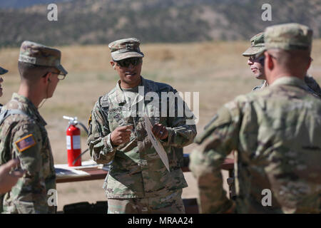 Le sergent de l'armée américaine. Brian Randall, affecté à la 7ème commande de signal (théâtre), United States Army Signal Fort Detrick, Activité - traite de compétences avec d'autres soldats rifleman à Fort Huachuca, Az., 12 mai 2017. Randall est un concurrent sur le réseau 2017 Commande de technologie d'entreprise concurrence meilleur guerrier, une semaine de compétition qui teste la force physique et mentale de soldats représentant NETCOM's organisations subordonnées de partout dans le monde. (U.S. Photo de l'armée par la CPS. Le coing C. Lanford) Banque D'Images