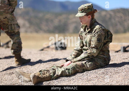 Le sergent de l'armée américaine. Allison Sardler, affecté à la 5ème commande de signal (théâtre), siège de l'Administration centrale l'Administration centrale et de détachement (HHD), 52e Bataillon de signal, attend d'autres instructions au cours de la familiarisation des armes à Fort Huachucha, Az., 12 mai 2017. Sardler est un concurrent sur le réseau 2017 Enterprise Technology Command (NETCOM) Concours meilleur guerrier, une semaine de compétition qui teste la force physique et mentale de soldats représentant NETCOM's organisations subordonnées de partout dans le monde. (U.S. Photo de l'armée par la CPS. Le coing C. Lanford) Banque D'Images