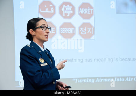 Maxwell AFB, Ala. - Le Lieutenant-colonel Geoffrey Lune, directrice de département, US Air Force Special Operations School Language and Culture Centre, mémoires de l'Université de l'air, de la langue et de la Culture de l'expertise régionales Les participants au Symposium sur les cinq dimensions culturelles et leur impact sur le domaine humain, le 30 mars, 2017. Coria a été accueillie par l'Armée de l'Air Centre de la Culture et de la langue. (Photo par Melanie Rodgers Cox/libérés) Banque D'Images