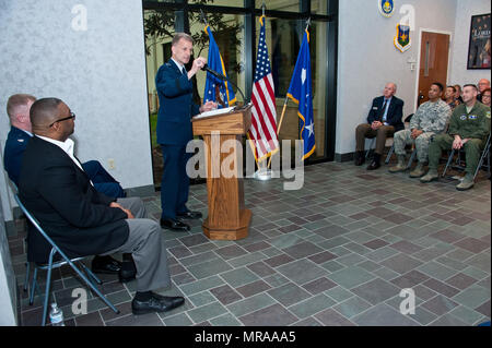 Maxwell AFB, Ala. - Aumônier général de Dondi Costin, chef de l'US Air Force d'aumôniers, traite de l'importance de l'aumônier de l'Armée de l'air Collège Corps retour à l'accueil occupé par elle à partir de 1966-2010 dans le bâtiment 693 à Maxwell Air Force Base, Avril 3, 2017. (Photo par Melanie Rodgers Cox/libérés) Banque D'Images