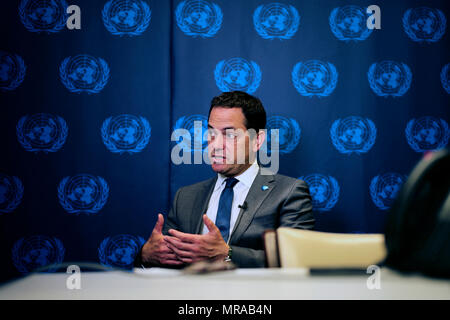 Organisation des Nations Unies. 25 mai, 2018. Nick Birnback porte-parole de maintien de la paix des Nations Unies parle lors d'un entretien avec l'agence de presse Xinhua au siège des Nations Unies à New York le 25 mai 2018. L'ONU est "très heureux" pour les contributions de la Chine et de maintien de l'importance que la Chine accorde au maintien de la 'sse termine un bon message' pour le reste du monde, Nick Birnback dit vendredi. Credit : Muzi Li/Xinhua/Alamy Live News Banque D'Images