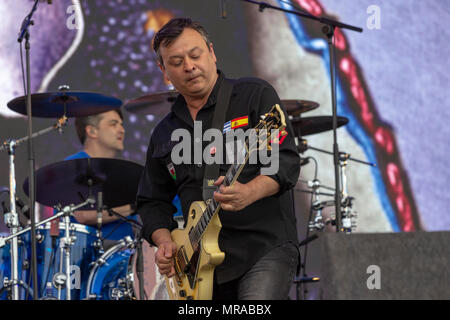 Londres, Royaume-Uni, 25 mai 2018. Manic Street Preachers sont un groupe de rock, formé en 1986 dans la région de Blackwood, Caerphilly et composé de James Dean Bradfield (chant, guitare), Nicky Wire (guitare basse, paroles) et Sean Moore (batterie, percussions, ambiances sonores). Ils sont souvent coutume d'appeler les Manics. Après la sortie de leur premier single, "suicide Alley', le groupe a été rejoint par Richey Edwards en tant que co-parolier et guitariste rythmique. Credit : Darron Mark/Alamy Live News Banque D'Images