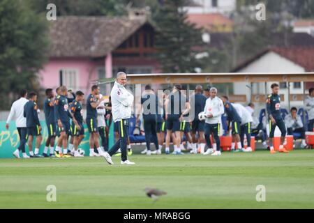 (180526) -- TERESOPOLIS, 26 mai 2018 -- l'entraîneur-chef Tite réagit au cours d'un entraînement de l'équipe nationale de football brésilien d'avance sur la Russie Coupe du Monde à Teresopolis, au Brésil, le 25 mai 2018. (Xinhua/Li Ming) Banque D'Images