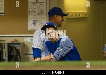 Milwaukee, WI, USA. 25 mai, 2018. Gestionnaire des Milwaukee Brewers Craig Counsell # 30 regarde dans la 10e manche du jeu de la Ligue Majeure de Baseball entre les Milwaukee Brewers et les Mets de New York au Miller Park de Milwaukee, WI. John Fisher/CSM/Alamy Live News Banque D'Images