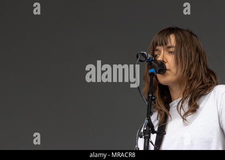 Londres, Royaume-Uni, 25 mai 2018. Courtney Melba Barnet, est un chanteur, auteur-compositeur et musicien. Connue pour son esprit, rambling paroles et chant deadpan style, Barnet a attiré l'attention avec la sortie de son premier EP, J'ai un ami appelé Emily Ferris. Credit : Darron Mark/Alamy Live News Banque D'Images