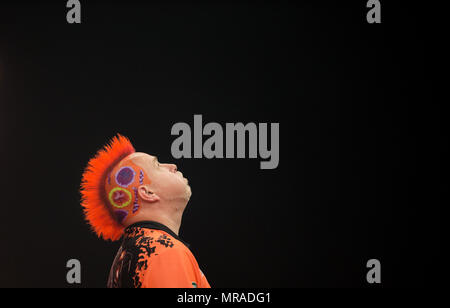 25 mai 2018, l'Allemagne, Gelsenkirchen : joueur écossais et champion de l'année dernière Peter Wright en action à la German Masters 2018 de fléchettes du PDC World Series. Photo : Friso Gentsch/dpa Banque D'Images