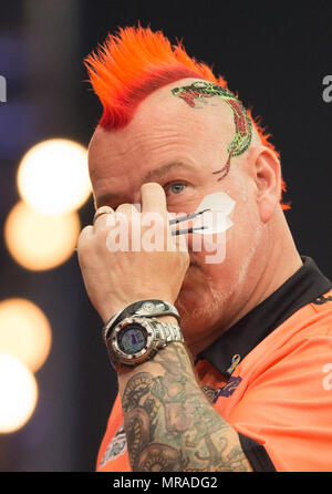 25 mai 2018, l'Allemagne, Gelsenkirchen : joueur écossais et champion de l'année dernière Peter Wright en action à la German Masters 2018 de fléchettes du PDC World Series. Photo : Friso Gentsch/dpa Banque D'Images