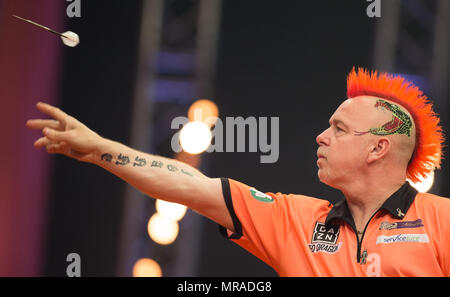 25 mai 2018, l'Allemagne, Gelsenkirchen : joueur écossais et champion de l'année dernière Peter Wright en action à la German Masters 2018 de fléchettes du PDC World Series. Photo : Friso Gentsch/dpa Banque D'Images