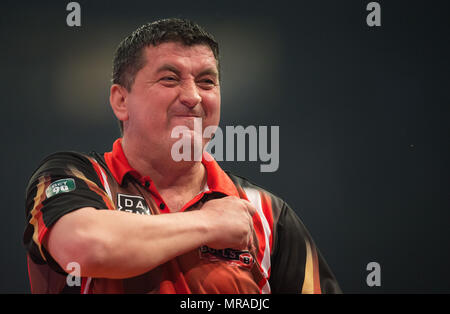 25 mai 2018, l'Allemagne, Gelsenkirchen : joueur autrichien Mensur Suljovic célèbre au German Masters 2018 de fléchettes du PDC World Series. Photo : Friso Gentsch/dpa Banque D'Images