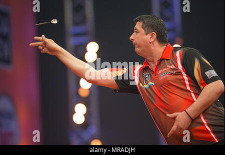 25 mai 2018, l'Allemagne, Gelsenkirchen : joueur autrichien Mensur Suljovic en action à la German Masters 2018 de fléchettes du PDC World Series. Photo : Friso Gentsch/dpa Banque D'Images