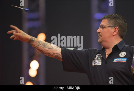 25 mai 2018, l'Allemagne, Gelsenkirchen : joueur écossais Gary Anderson en action à la German Masters 2018 de fléchettes du PDC World Series. Photo : Friso Gentsch/dpa Banque D'Images