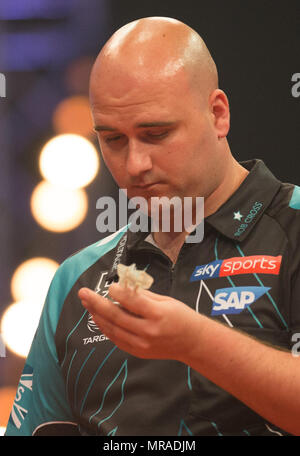 25 mai 2018, l'Allemagne, Gelsenkirchen : joueur Britannique Rob Cross vérifie ses fléchettes fléchettes au German Masters 2018 du PDC World Series. Photo : Friso Gentsch/dpa Banque D'Images