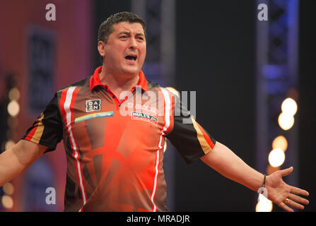 25 mai 2018, l'Allemagne, Gelsenkirchen : joueur autrichien Mensur Suljovic en action à la German Masters 2018 de fléchettes du PDC World Series. Photo : Friso Gentsch/dpa Banque D'Images