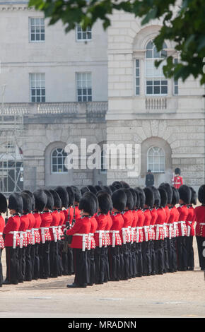 London UK. 26 mai 2018. L'examen général, la première répétition pour la parade la parade de couleur sur l'anniversaire officiel de la Reine est tenue à chaleur Crédit : amer ghazzal/Alamy Live News Banque D'Images