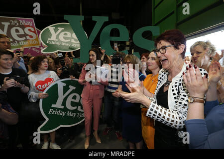 Dublin, Irlande, 26 mai 2018. Centre de comptage - RDS. Photo Pro Féministe et militante de choix qui ont cofondé la Coalition d'abroger le Huitième amendement en 2013, Ailbhe Smyth parler aux médias lorsqu'ils arrivent sur le compte de Dublin Centre, à partir de l'organisation d'un référendum du 36e amendement à la Constitution, le projet de loi 2018 dans le RDS. Photo : Sam Boal/RollingNews.ie &# 38 ;&# 35;13 ; Banque D'Images