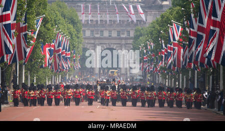 Le Mall, Londres, Royaume-Uni. 26 mai, 2018. L'examen général est tenu à chaleur étouffante, l'avant-dernière répétition pour la fête de la Reine Parade, également connu sous le nom de Parade la couleur. 1400 soldats de la Division des ménages et la troupe du Roi Royal Horse Artillery prendre part à cette répétition de pleine échelle. Credit : Malcolm Park/Alamy Live News. Banque D'Images