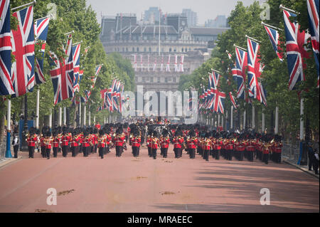 Le Mall, Londres, Royaume-Uni. 26 mai, 2018. L'examen général est tenu à chaleur étouffante, l'avant-dernière répétition pour la fête de la Reine Parade, également connu sous le nom de Parade la couleur. 1400 soldats de la Division des ménages et la troupe du Roi Royal Horse Artillery prendre part à cette répétition de pleine échelle. Credit : Malcolm Park/Alamy Live News. Banque D'Images