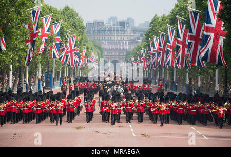 Le Mall, Londres, Royaume-Uni. 26 mai, 2018. L'examen général est tenu à chaleur étouffante, l'avant-dernière répétition pour la fête de la Reine Parade, également connu sous le nom de Parade la couleur. 1400 soldats de la Division des ménages et la troupe du Roi Royal Horse Artillery prendre part à cette répétition de pleine échelle. Vue frontale du Queen Victoria Memorial. Credit : Malcolm Park/Alamy Live News. Banque D'Images