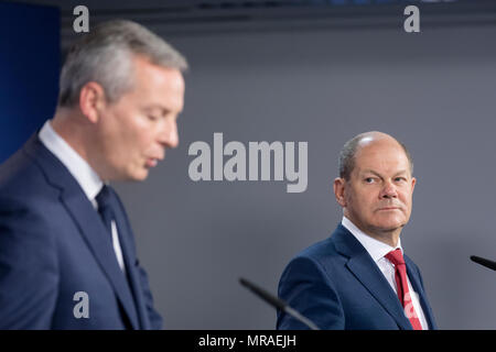 Bruxelles, Belgique. 25 mai, 2018. 25.05.2018, Belgique, Bruxelles : Ministre de l'Economie Bruno Le Maire (L) et le ministre fédéral allemand des Finances Olaf Scholz (R) s'agit de media à la fin d'une réunion des ministres de l'EcoFin à l'Europa, le siège du Conseil de l'Union européenne, le 25 mai 2018 à Bruxelles, Belgique. - Aucun crédit de service FIL : Thierry Monasse/dpa/Alamy Live News Banque D'Images