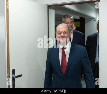 Bruxelles, Belgique. 25 mai, 2018. 25.05.2018, Belgique, Bruxelles : Ministre de l'Economie Bruno Le Maire (L) et le ministre fédéral allemand des Finances Olaf Scholz (R) s'agit de media à la fin d'une réunion des ministres de l'EcoFin à l'Europa, le siège du Conseil de l'Union européenne, le 25 mai 2018 à Bruxelles, Belgique. - Aucun crédit de service FIL : Thierry Monasse/dpa/Alamy Live News Banque D'Images