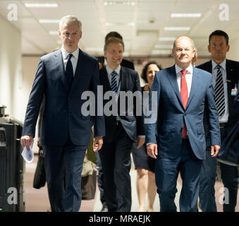 Bruxelles, Belgique. 25 mai, 2018. 25.05.2018, Belgique, Bruxelles : Ministre de l'Economie Bruno Le Maire (L) et le ministre fédéral allemand des Finances Olaf Scholz (R) s'agit de media à la fin d'une réunion des ministres de l'EcoFin à l'Europa, le siège du Conseil de l'Union européenne, le 25 mai 2018 à Bruxelles, Belgique. - Aucun crédit de service FIL : Thierry Monasse/dpa/Alamy Live News Banque D'Images