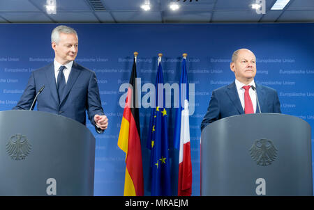 Bruxelles, Belgique. 25 mai, 2018. 25.05.2018, Belgique, Bruxelles : Ministre de l'Economie Bruno Le Maire (L) et le ministre fédéral allemand des Finances Olaf Scholz (R) s'agit de media à la fin d'une réunion des ministres de l'EcoFin à l'Europa, le siège du Conseil de l'Union européenne, le 25 mai 2018 à Bruxelles, Belgique. - Aucun crédit de service FIL : Thierry Monasse/Getty Images Europe/dpa/Alamy Live News Banque D'Images