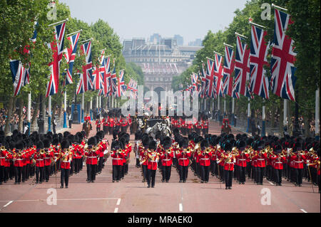 Le Mall, Londres, Royaume-Uni. 26 mai, 2018. L'examen général est tenu à chaleur étouffante, l'avant-dernière répétition pour la fête de la Reine Parade, également connu sous le nom de Parade la couleur. 1400 soldats de la Division des ménages et la troupe du Roi Royal Horse Artillery prendre part à cette répétition de pleine échelle. Vue frontale du Queen Victoria Memorial. Credit : Malcolm Park/Alamy Live News. Banque D'Images