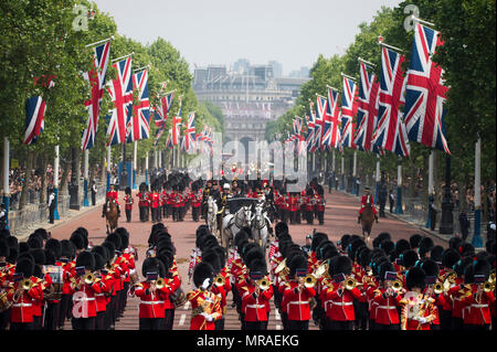 Le Mall, Londres, Royaume-Uni. 26 mai, 2018. L'examen général est tenu à chaleur étouffante, l'avant-dernière répétition pour la fête de la Reine Parade, également connu sous le nom de Parade la couleur. 1400 soldats de la Division des ménages et la troupe du Roi Royal Horse Artillery prendre part à cette répétition de pleine échelle. Vue frontale du Queen Victoria Memorial. Credit : Malcolm Park/Alamy Live News. Banque D'Images