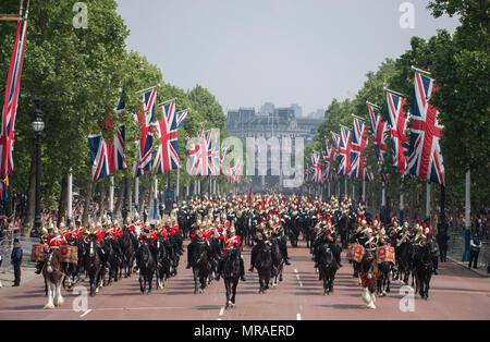 Le Mall, Londres, Royaume-Uni. 26 mai, 2018. L'examen général est tenu à chaleur étouffante, l'avant-dernière répétition pour la fête de la Reine Parade, également connu sous le nom de Parade la couleur. 1400 soldats de la Division des ménages et la troupe du Roi Royal Horse Artillery prendre part à cette répétition de pleine échelle. Credit : Malcolm Park/Alamy Live News. Banque D'Images