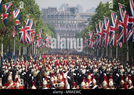 Le Mall, Londres, Royaume-Uni. 26 mai, 2018. L'examen général est tenu à chaleur étouffante, l'avant-dernière répétition pour la fête de la Reine Parade, également connu sous le nom de Parade la couleur. 1400 soldats de la Division des ménages et la troupe du Roi Royal Horse Artillery prendre part à cette répétition de pleine échelle. Une mer d'or Household Cavalry casques que la procession militaire fait son chemin le long de la Mall après le défilé en Horse Guards. Protège-pieds dans la distance sont vus à travers une brume de chaleur. Credit : Malcolm Park/Alamy Live News. Banque D'Images