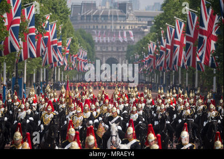 Le Mall, Londres, Royaume-Uni. 26 mai, 2018. L'examen général est tenu à chaleur étouffante, l'avant-dernière répétition pour la fête de la Reine Parade, également connu sous le nom de Parade la couleur. 1400 soldats de la Division des ménages et la troupe du Roi Royal Horse Artillery prendre part à cette répétition de pleine échelle. Une mer d'or Household Cavalry casques que la procession militaire fait son chemin le long de la Mall après le défilé en Horse Guards. Protège-pieds dans la distance sont vus à travers une brume de chaleur. Credit : Malcolm Park/Alamy Live News. Banque D'Images