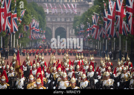 Le Mall, Londres, Royaume-Uni. 26 mai, 2018. L'examen général est tenu à chaleur étouffante, l'avant-dernière répétition pour la fête de la Reine Parade, également connu sous le nom de Parade la couleur. 1400 soldats de la Division des ménages et la troupe du Roi Royal Horse Artillery prendre part à cette répétition de pleine échelle. Une mer d'or Household Cavalry casques que la procession militaire fait son chemin le long de la Mall après le défilé en Horse Guards. Protège-pieds dans la distance sont vus à travers une brume de chaleur. Credit : Malcolm Park/Alamy Live News. Banque D'Images