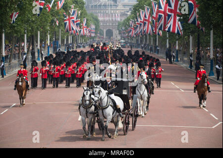 Le Mall, Londres, Royaume-Uni. 26 mai, 2018. L'examen général est tenu à chaleur étouffante, l'avant-dernière répétition pour la fête de la Reine Parade, également connu sous le nom de Parade la couleur. 1400 soldats de la Division des ménages et la troupe du Roi Royal Horse Artillery prendre part à cette répétition de pleine échelle. Credit : Malcolm Park/Alamy Live News. Banque D'Images