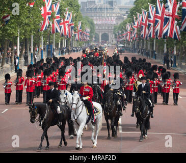 Le Mall, Londres, Royaume-Uni. 26 mai, 2018. L'examen général est tenu à chaleur étouffante, l'avant-dernière répétition pour la fête de la Reine Parade, également connu sous le nom de Parade la couleur. 1400 soldats de la Division des ménages et la troupe du Roi Royal Horse Artillery prendre part à cette répétition de pleine échelle. Credit : Malcolm Park/Alamy Live News. Banque D'Images