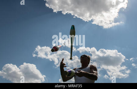 26 mai 2018, l'Allemagne, Berlin : Wolfgang de Berlin jongle devant un ciel bleu à la Britzer Jardin. Photo : Paul Zinken/dpa Banque D'Images