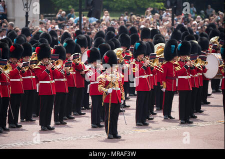 Le Mall, Londres, Royaume-Uni. 26 mai, 2018. L'examen général est tenu à chaleur étouffante, l'avant-dernière répétition pour la fête de la Reine Parade, également connu sous le nom de Parade la couleur. 1400 soldats de la Division des ménages et la troupe du Roi Royal Horse Artillery prendre part à cette première répétition pleine échelle. Credit : Malcolm Park/Alamy Live News. Banque D'Images