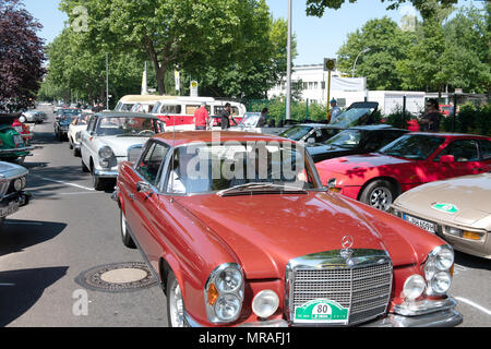 26 mai 2018, l'Allemagne, Berlin : voitures anciennes sont exposées au Dekra Classic Car Meet-Up à Tempelhof. Photo : Paul Zinken/dpa Banque D'Images