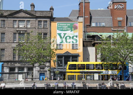 Dublin, Irlande. 25 mai, 2018. Une immense affiche pour l'avortement légalisé est vu sur un bâtiment au centre-ville de Dublin, Irlande, le 25 mai 2018. Près de 70  % des Irlandais ont voté pour abolir l'interdiction de l'avortement en Irlande dans un référendum vendredi, selon un sondage. Credit : Zhang Qi/Xinhua/Alamy Live News Banque D'Images