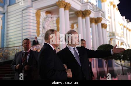 Saint-pétersbourg, Russie, 25 mai 2018. Le président russe Vladimir Poutine, à gauche, et directeur artistique du Théâtre Mariinsky, Valery Gergiev, droite, en suivant les étoiles des nuits blanches à Tsarskoe Selo gala le 25 mai 2018 à l'extérieur de Saint-Pétersbourg, en Russie. Les stars des nuits blanches est un ballet, opéra et festival de musique classique. (Présidence russe par Planetpix Planetpix) : Crédit/Alamy Live News Banque D'Images