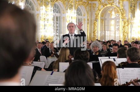 Saint-pétersbourg, Russie, 25 mai 2018. Directeur artistique du Théâtre Mariinsky, Valery Gergiev, centre, mène au cours de l'étoile des nuits blanches à Tsarskoe Selo gala le 25 mai 2018 à l'extérieur de Saint-Pétersbourg, en Russie. (Présidence russe par Planetpix Planetpix) : Crédit/Alamy Live News Banque D'Images