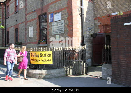 Dublin, Irlande. 25 mai, 2018. Un couple entrer dans un bureau de vote à Dublin, Irlande, le 25 mai 2018. Près de 70  % des Irlandais ont voté pour abolir l'interdiction de l'avortement en Irlande dans un référendum vendredi, selon un sondage. Credit : Zhang Qi/Xinhua/Alamy Live News Banque D'Images