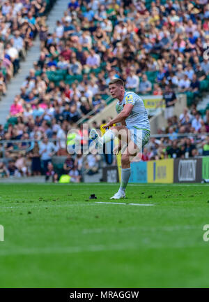 26 MAI 2018 , le stade de Twickenham, Londres, Angleterre ; Aviva Premiership finale Rugby 2018, Exeter Chiefs v Saracens;Owen Farrell des Saracens essaie de toucher un mort Banque D'Images